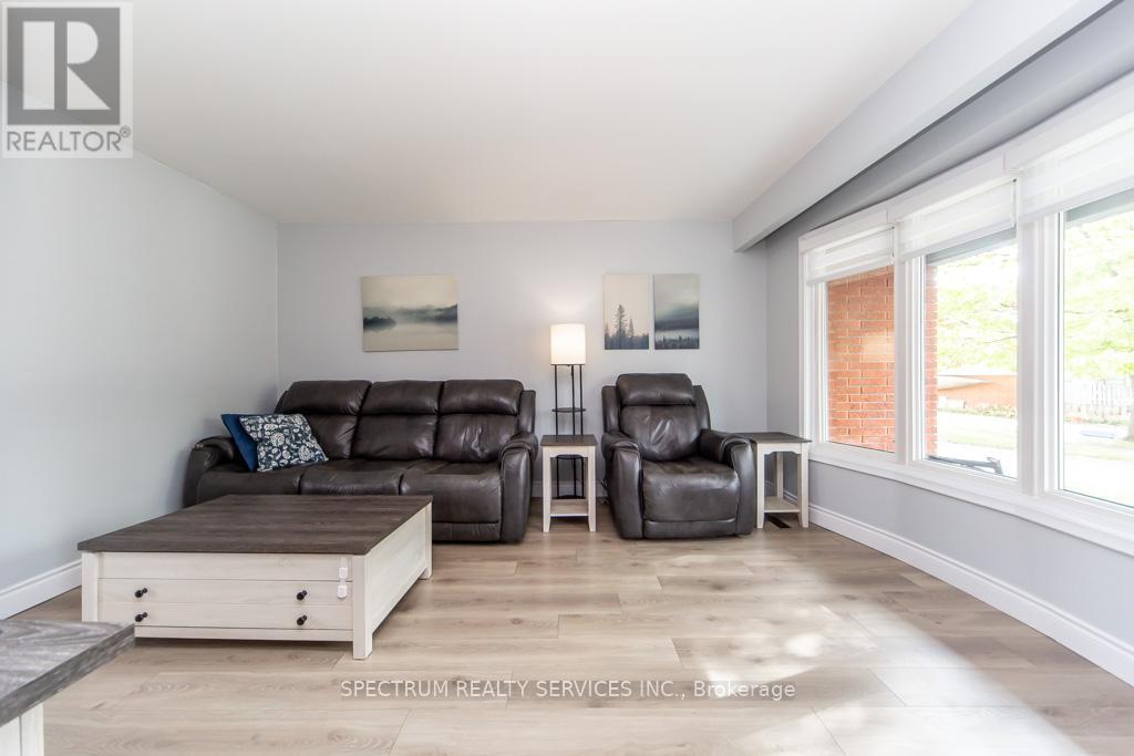 11 Carrington Court, Hamilton, Ontario  L9A 4N5 - Photo 10 - X12472465