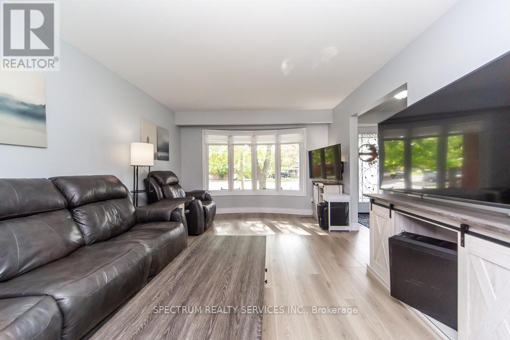 11 Carrington Court, Hamilton, Ontario  L9A 4N5 - Photo 11 - X12472465