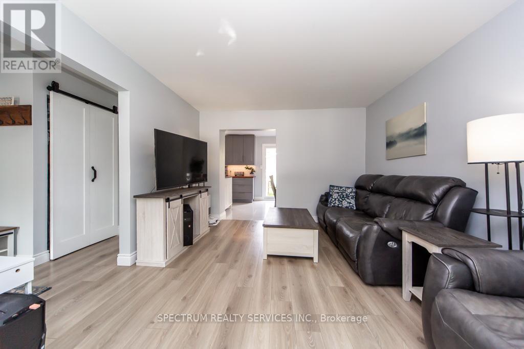 11 Carrington Court, Hamilton, Ontario  L9A 4N5 - Photo 12 - X12472465