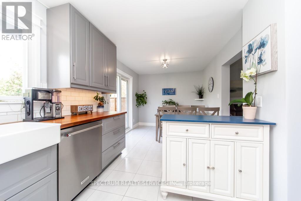 11 Carrington Court, Hamilton, Ontario  L9A 4N5 - Photo 16 - X12472465