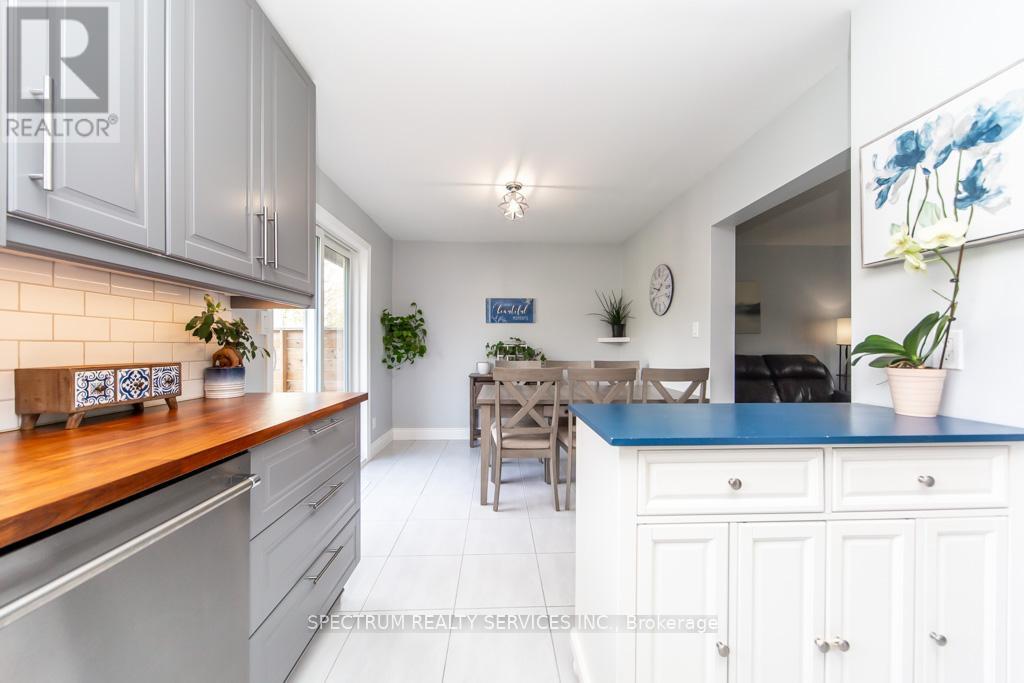 11 Carrington Court, Hamilton, Ontario  L9A 4N5 - Photo 17 - X12472465