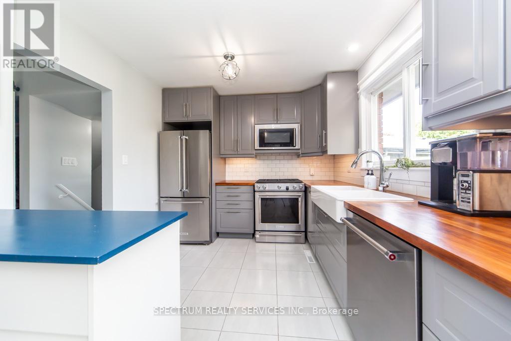 11 Carrington Court, Hamilton, Ontario  L9A 4N5 - Photo 20 - X12472465