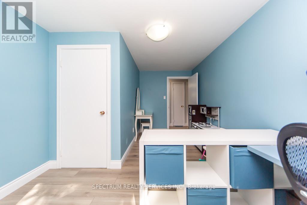 11 Carrington Court, Hamilton, Ontario  L9A 4N5 - Photo 30 - X12472465