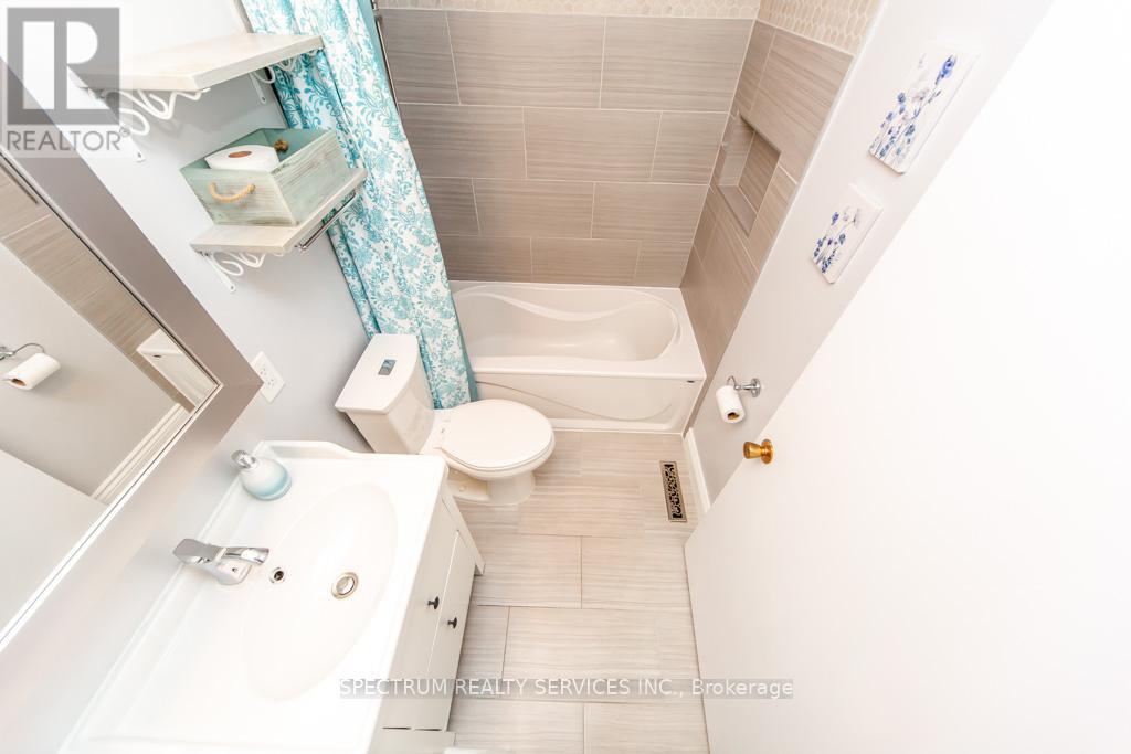 11 Carrington Court, Hamilton, Ontario  L9A 4N5 - Photo 37 - X12472465