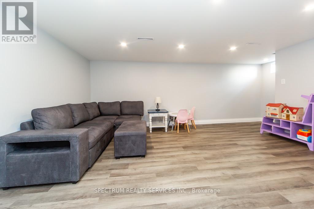 11 Carrington Court, Hamilton, Ontario  L9A 4N5 - Photo 40 - X12472465