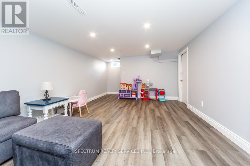 11 Carrington Court, Hamilton, Ontario  L9A 4N5 - Photo 41 - X12472465