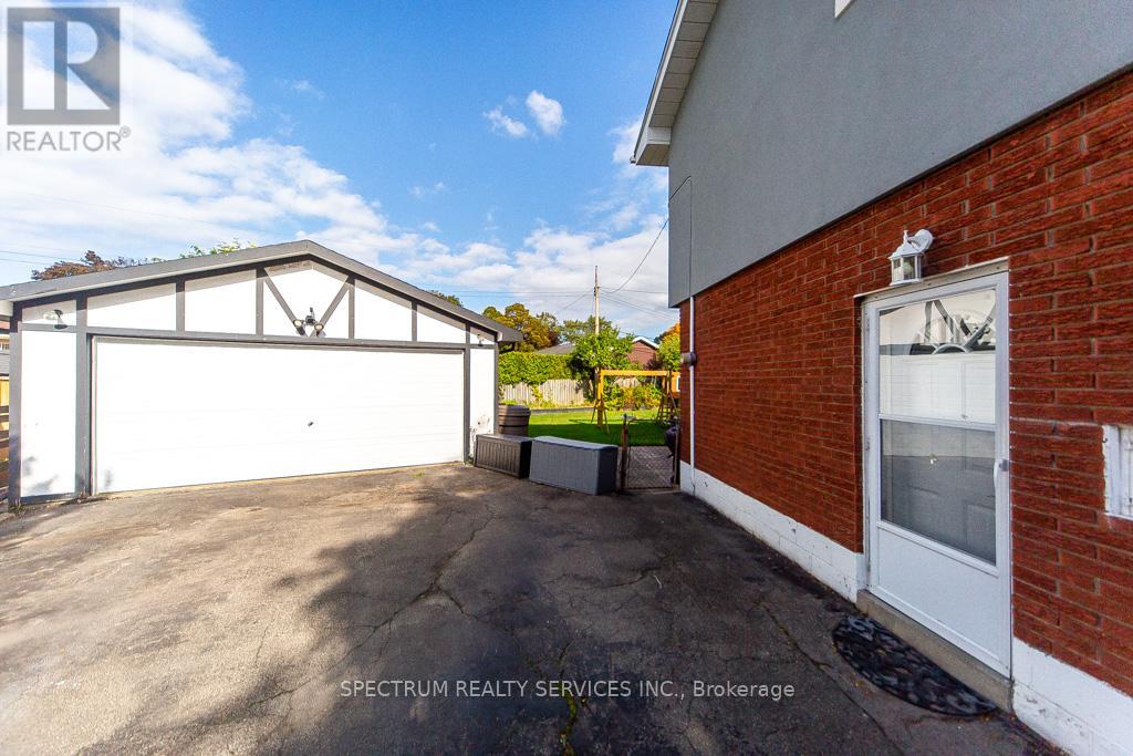 11 Carrington Court, Hamilton, Ontario  L9A 4N5 - Photo 44 - X12472465
