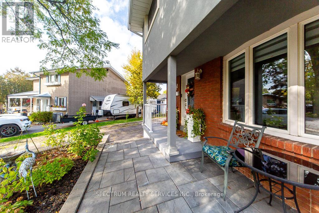 11 Carrington Court, Hamilton, Ontario  L9A 4N5 - Photo 6 - X12472465