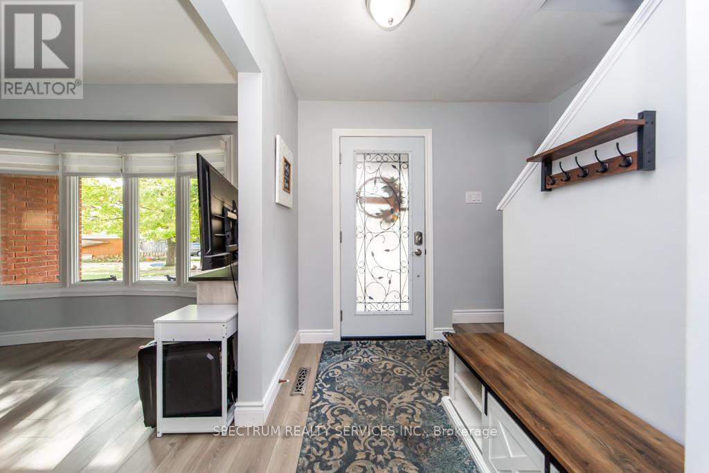 11 Carrington Court, Hamilton, Ontario  L9A 4N5 - Photo 7 - X12472465