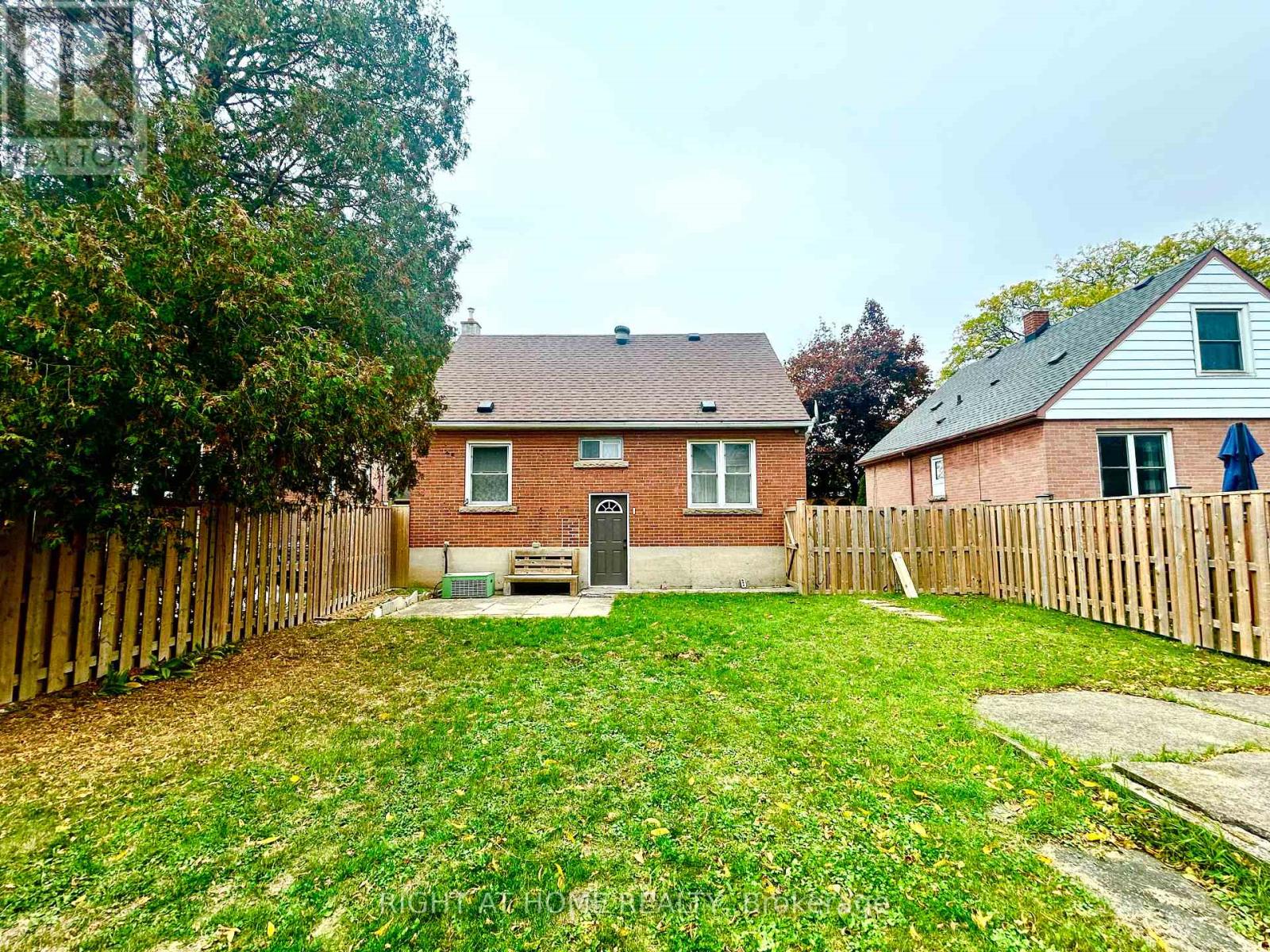 94 East 27th Street, Hamilton, Ontario  L8V 3G1 - Photo 11 - X12472467