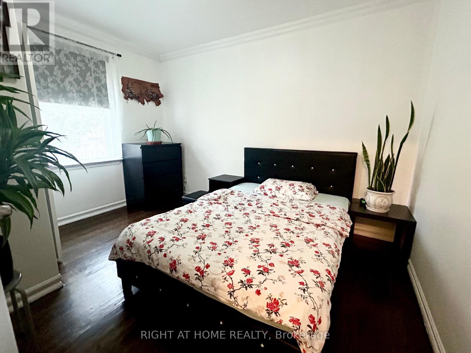 94 East 27th Street, Hamilton, Ontario  L8V 3G1 - Photo 6 - X12472467