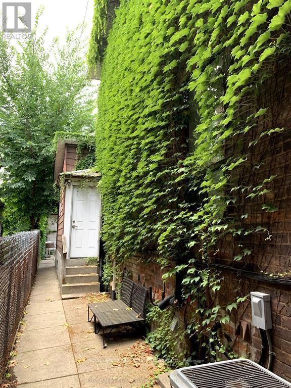 464 Euclid Avenue, Toronto (Palmerston-Little Italy), Ontario  M6G 2S9 - Photo 4 - C12472606