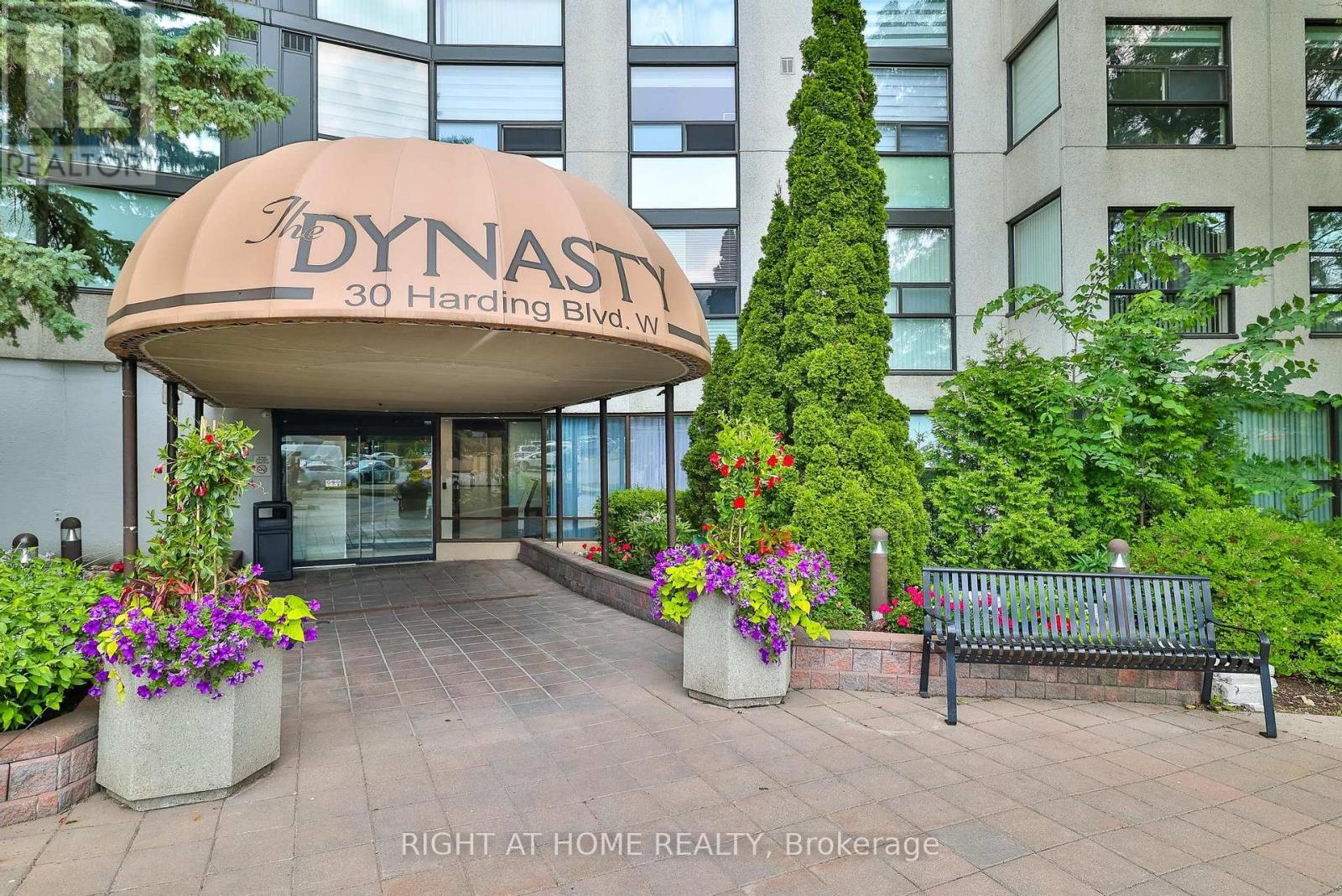 802 - 30 HARDING BOULEVARD W, Richmond Hill, Ontario