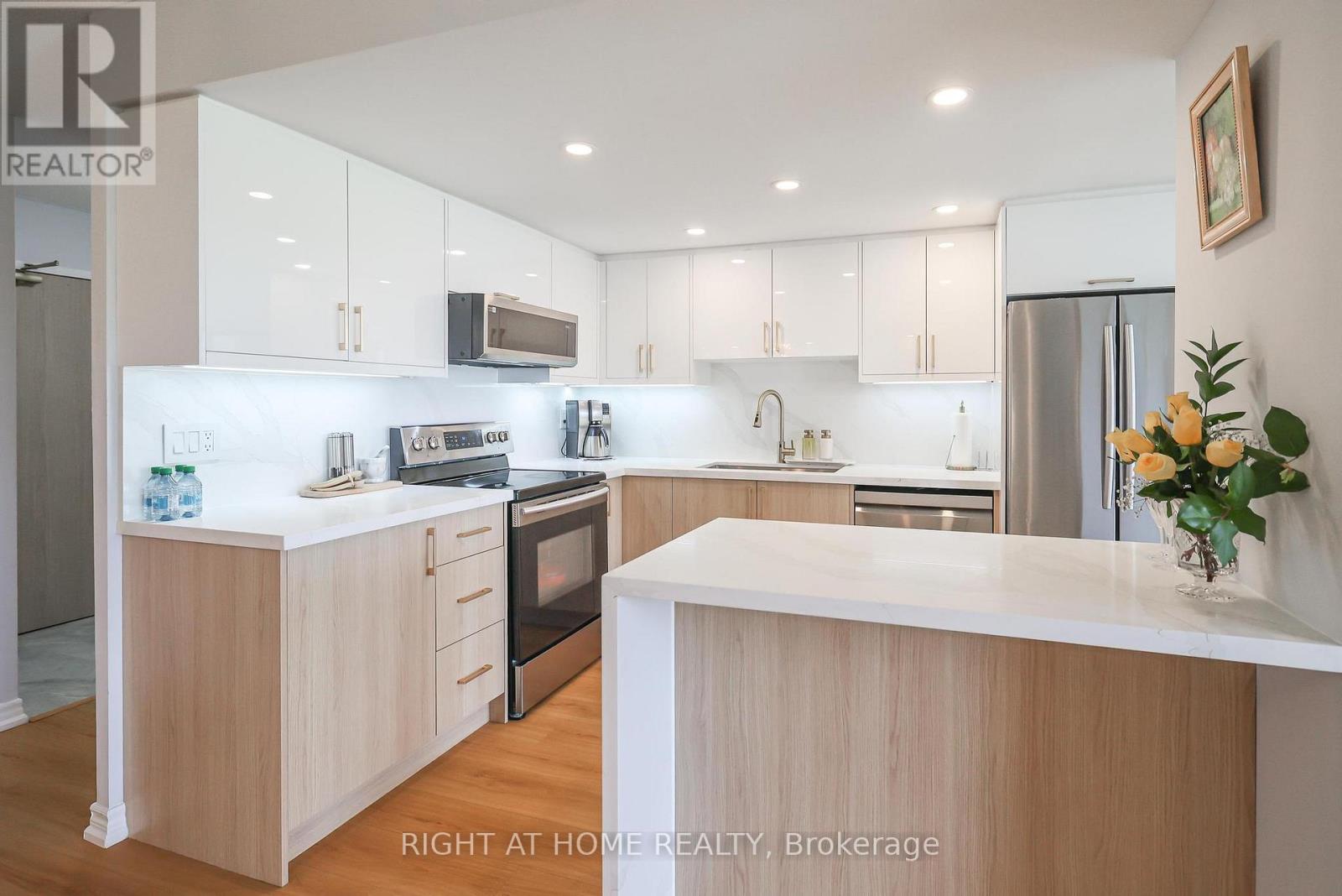 802 - 30 Harding Boulevard W, Richmond Hill (North Richvale), Ontario  L4C 9M3 - Photo 10 - N12472566