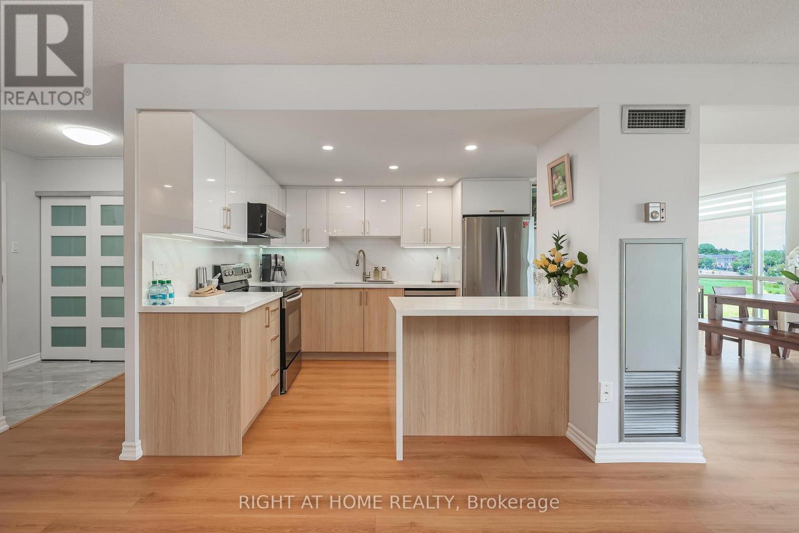802 - 30 Harding Boulevard W, Richmond Hill (North Richvale), Ontario  L4C 9M3 - Photo 11 - N12472566
