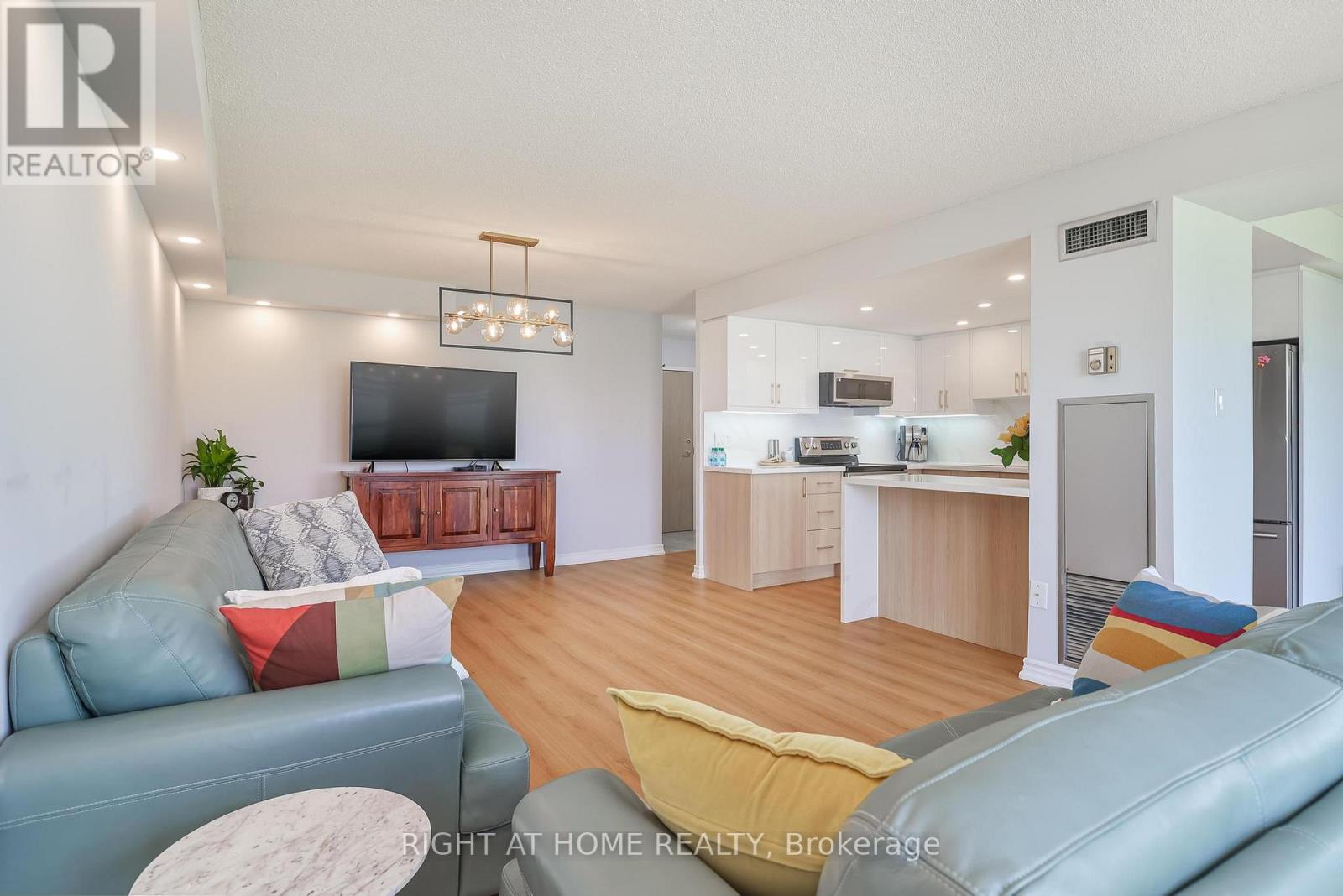 802 - 30 Harding Boulevard W, Richmond Hill (North Richvale), Ontario  L4C 9M3 - Photo 12 - N12472566