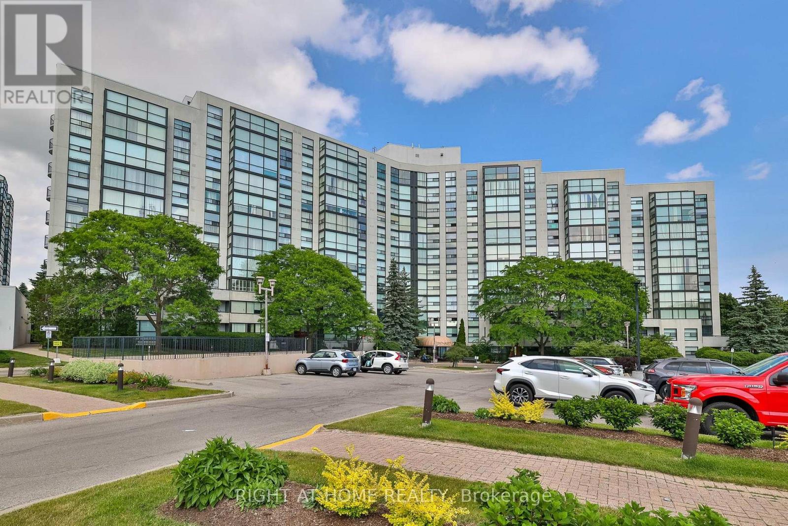 802 - 30 Harding Boulevard W, Richmond Hill (North Richvale), Ontario  L4C 9M3 - Photo 2 - N12472566