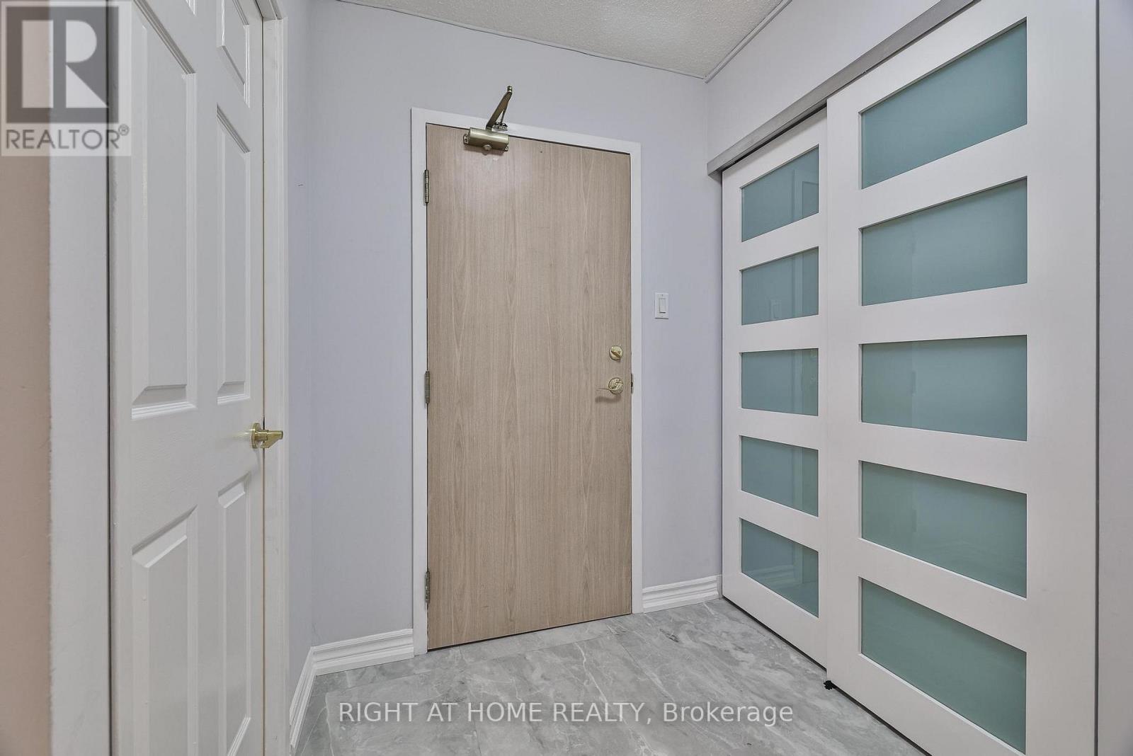 802 - 30 Harding Boulevard W, Richmond Hill (North Richvale), Ontario  L4C 9M3 - Photo 6 - N12472566