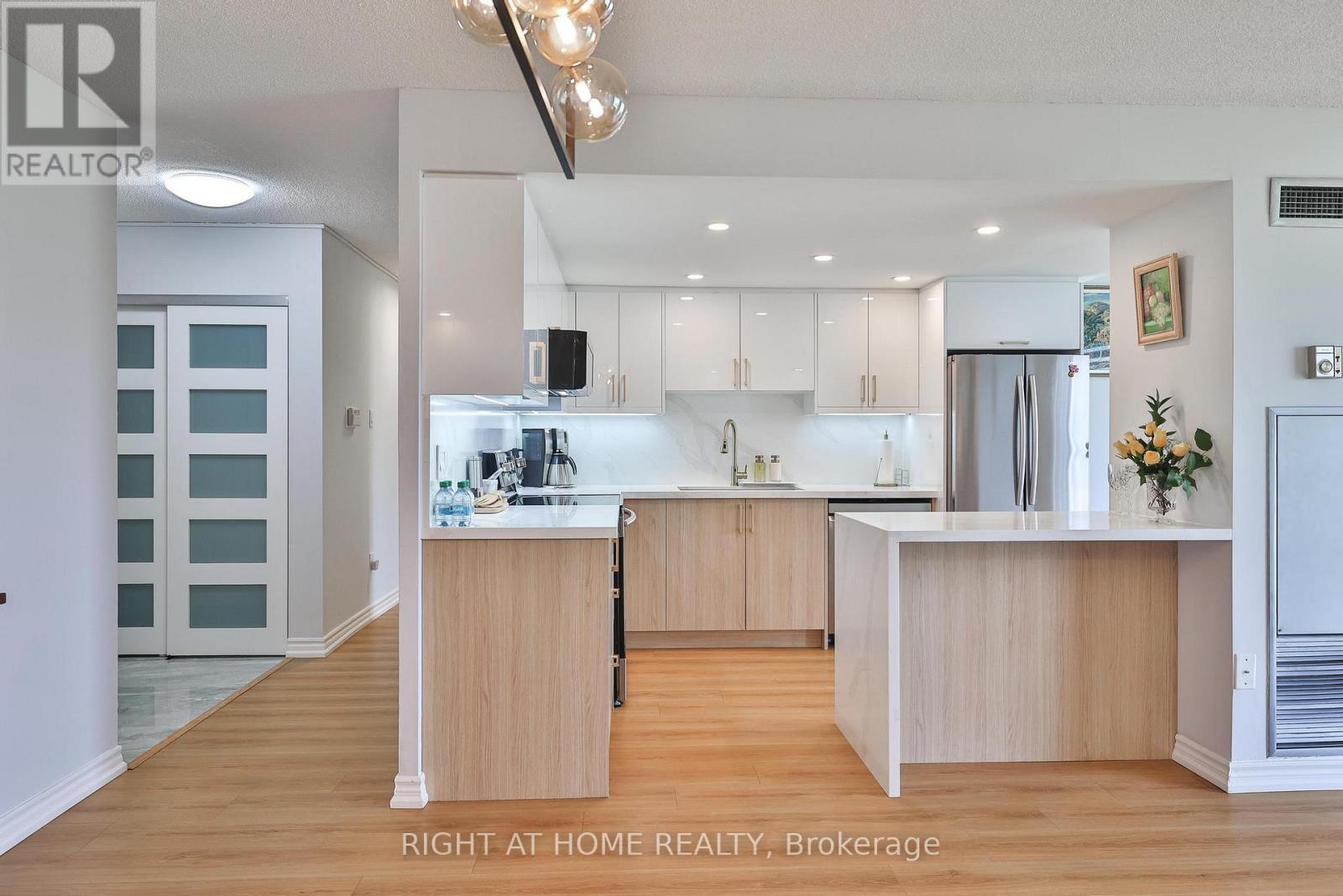 802 - 30 Harding Boulevard W, Richmond Hill (North Richvale), Ontario  L4C 9M3 - Photo 7 - N12472566