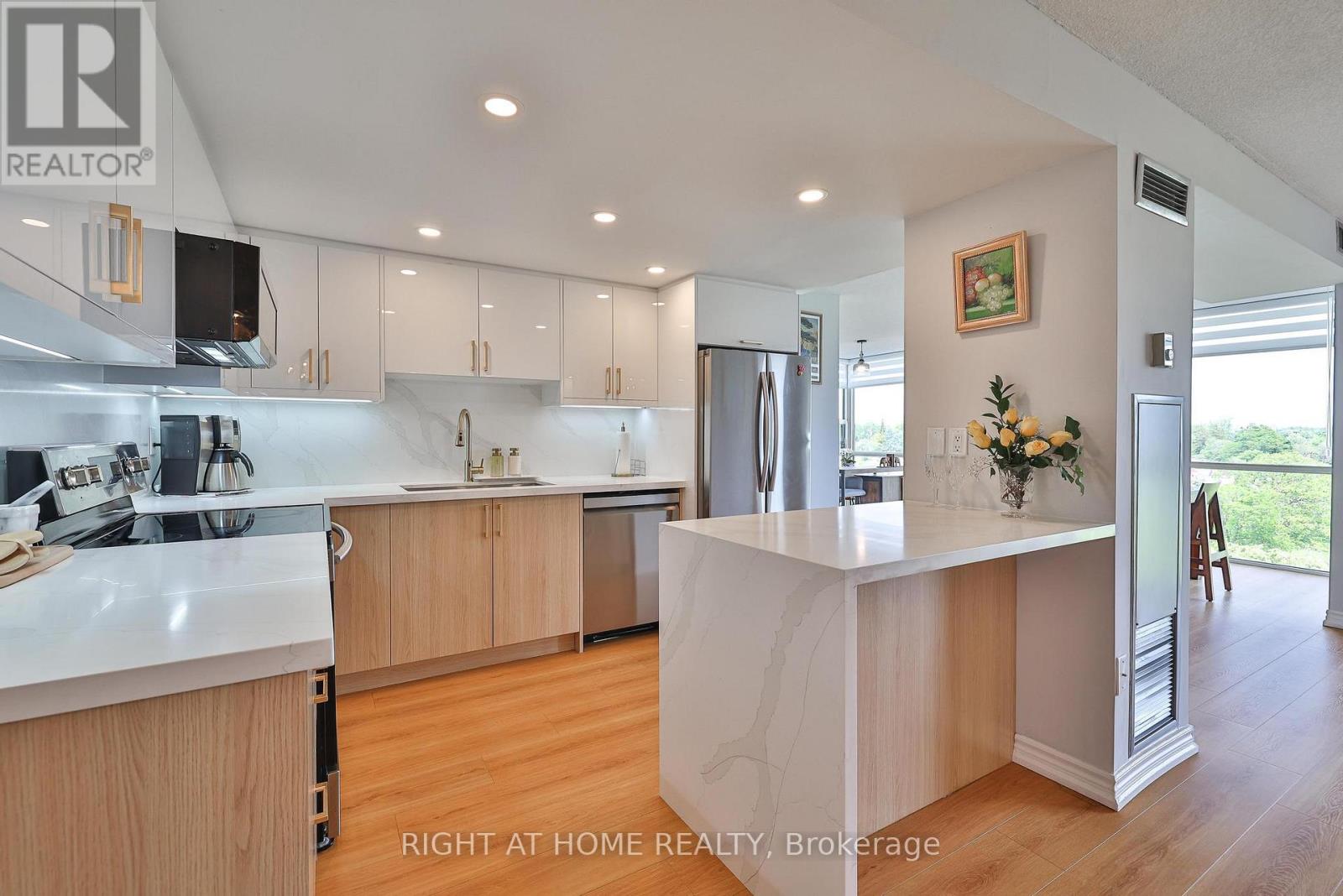 802 - 30 Harding Boulevard W, Richmond Hill (North Richvale), Ontario  L4C 9M3 - Photo 8 - N12472566