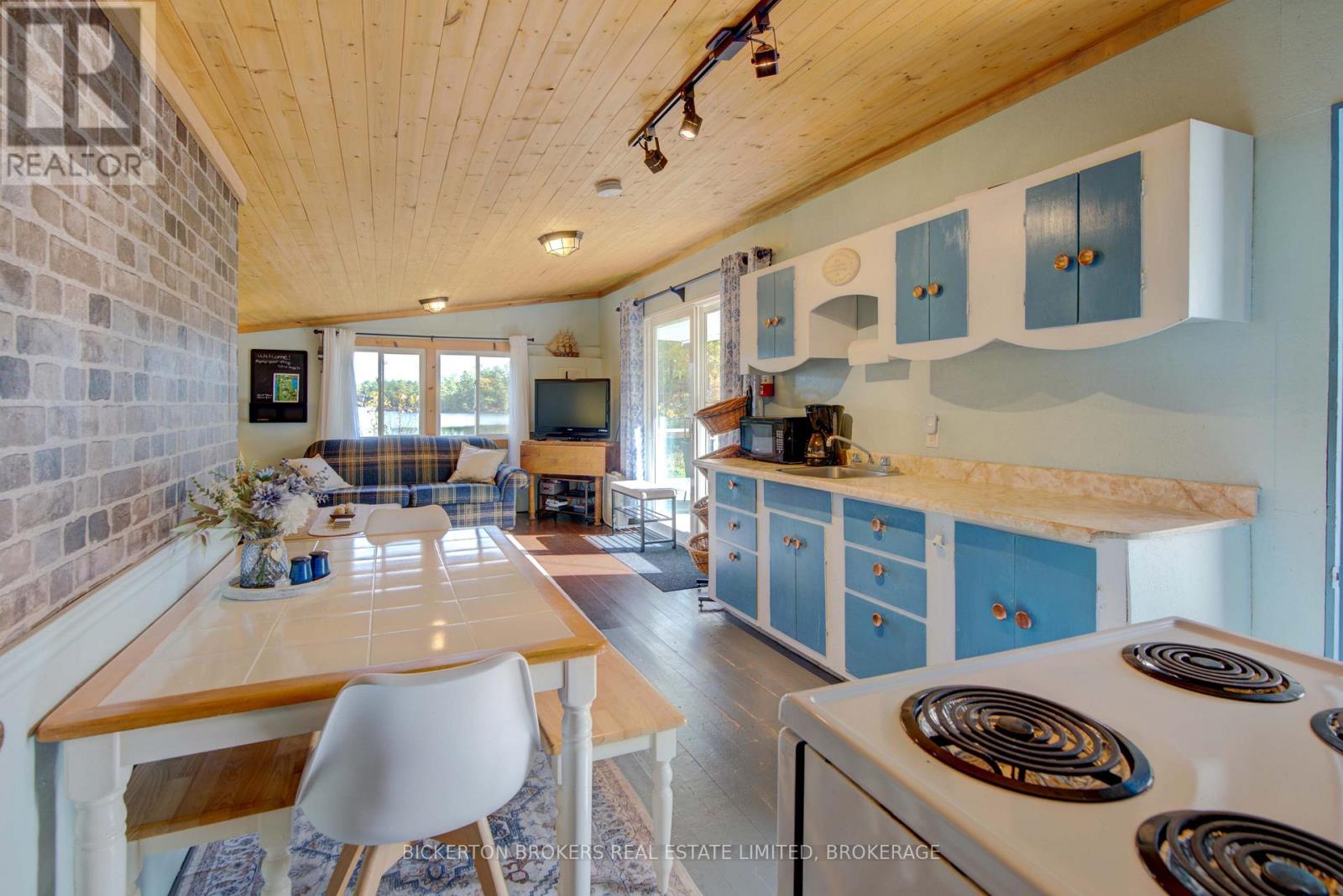 40 Greer Point Lane, Front Of Leeds & Seeleys Bay, Ontario  K0E 1L0 - Photo 24 - X12472651