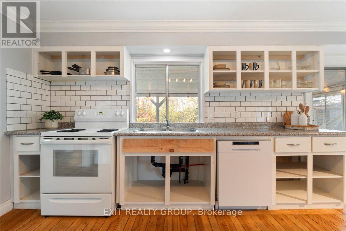 895 English Settlement Road, Quinte West, Ontario K8V 5P7 - Photo 11 - X12472594