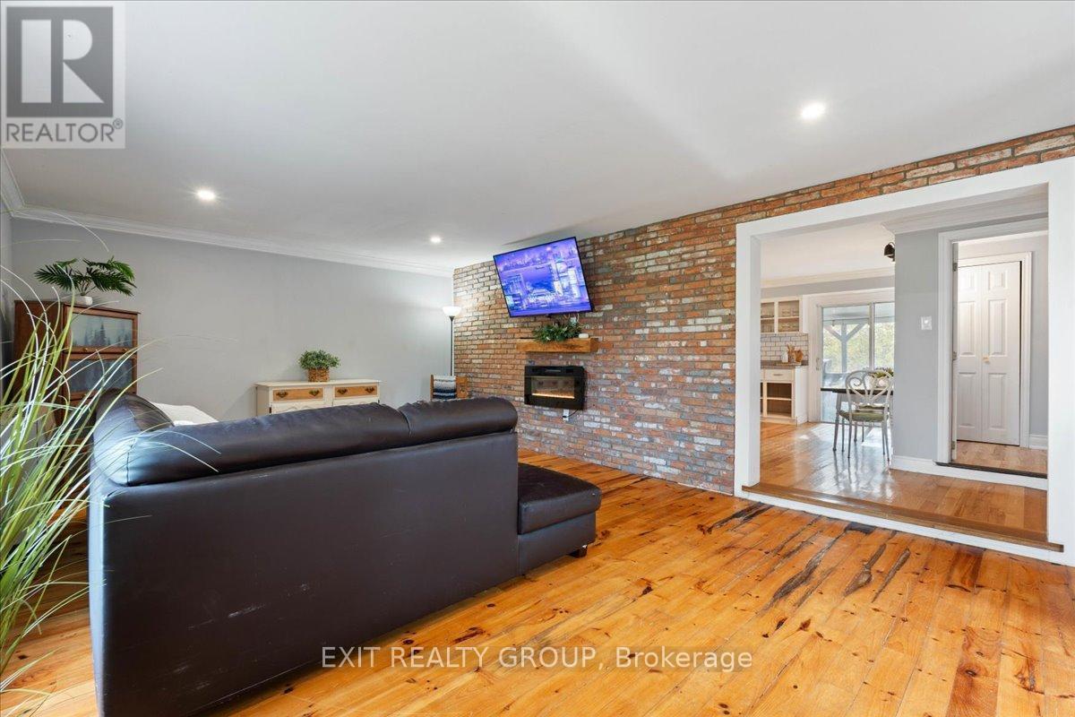 895 English Settlement Road, Quinte West, Ontario K8V 5P7 - Photo 3 - X12472594