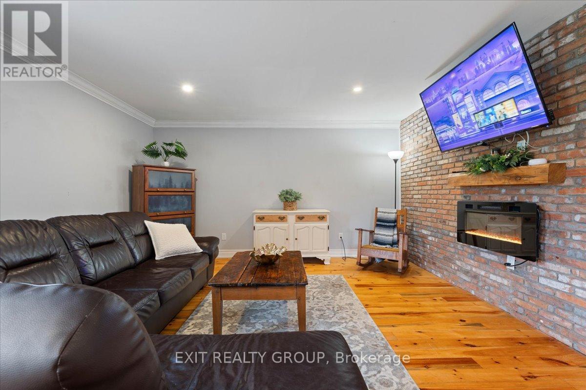 895 English Settlement Road, Quinte West, Ontario K8V 5P7 - Photo 4 - X12472594