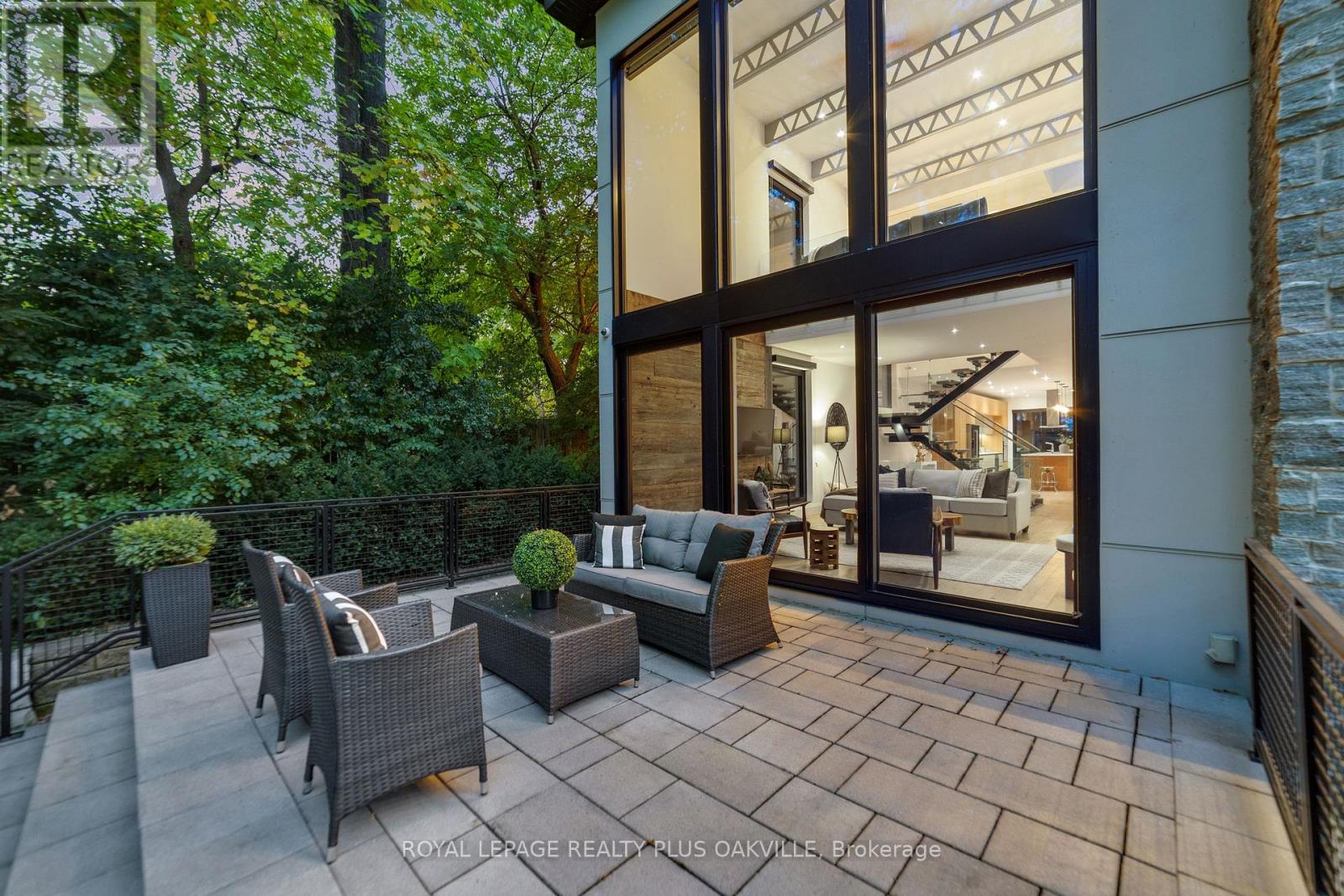 1207 Stirling Drive, Oakville (Sw Southwest), Ontario  L6L 1E5 - Photo 4 - W12472511