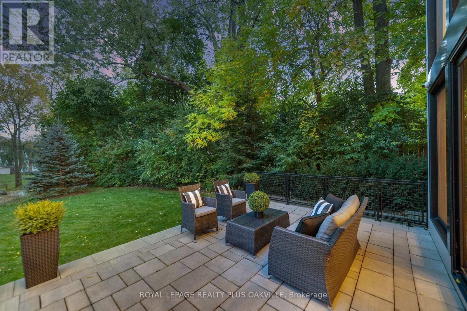 1207 Stirling Drive, Oakville (Sw Southwest), Ontario  L6L 1E5 - Photo 5 - W12472511