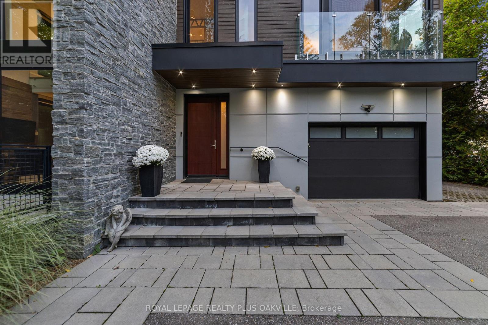 1207 Stirling Drive, Oakville (Sw Southwest), Ontario  L6L 1E5 - Photo 3 - W12472511