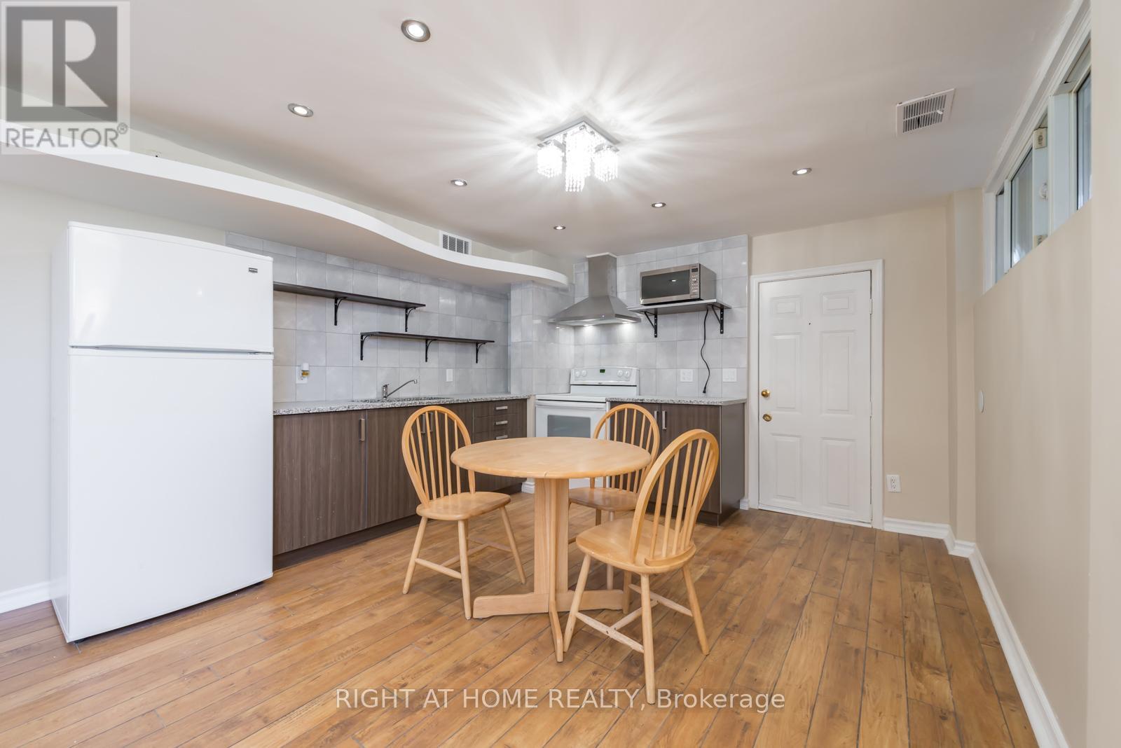 LOWER - 12 BOLINGBROKE ROAD, Toronto, Ontario