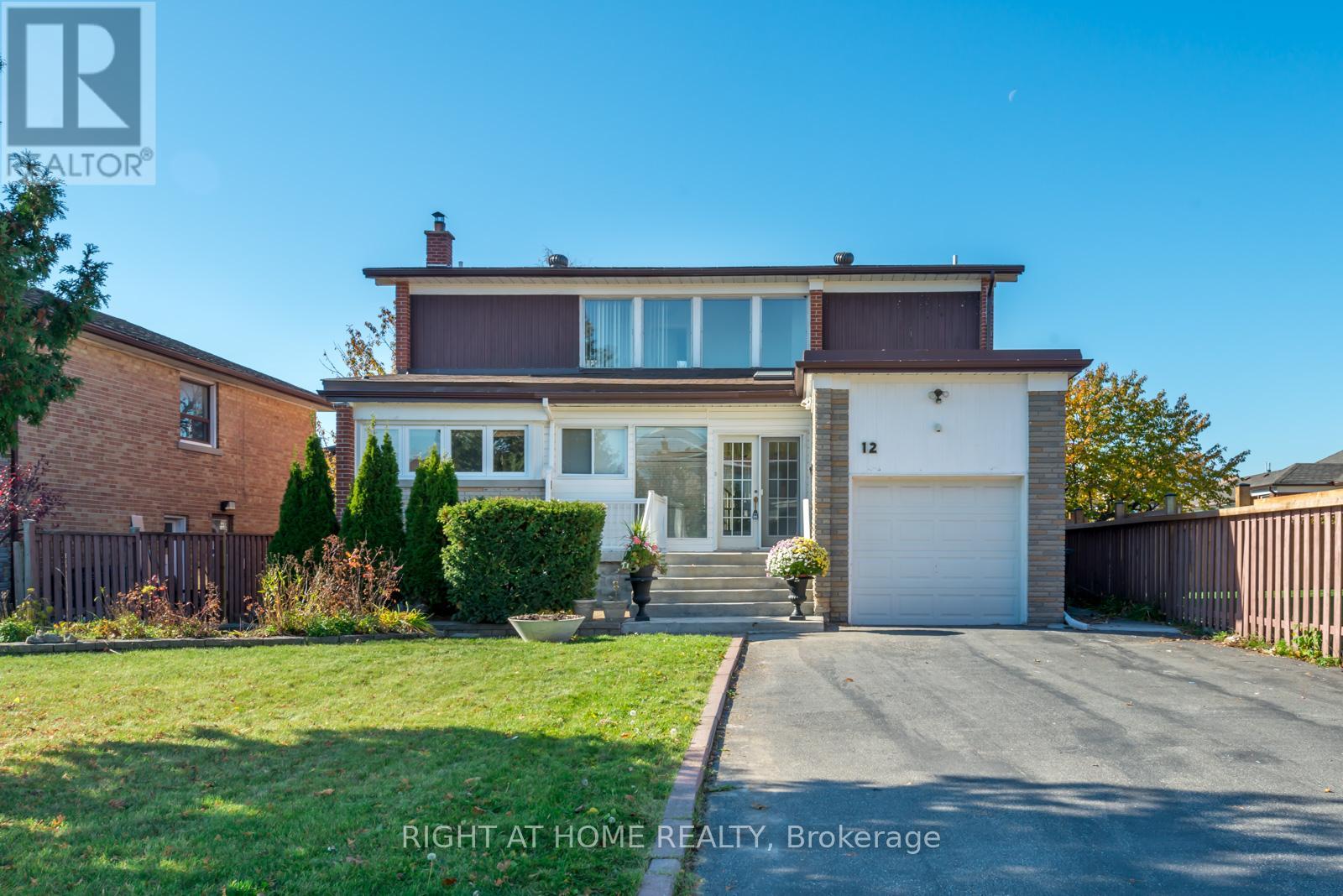 Lower - 12 Bolingbroke Road, Toronto, Ontario  M6B 3L6 - Photo 12 - W12472605
