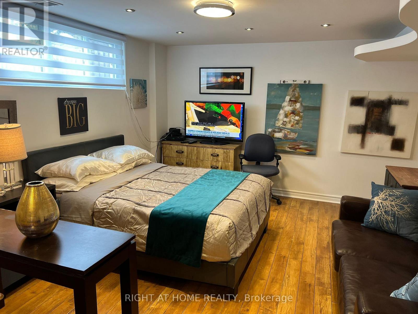 Lower - 12 Bolingbroke Road, Toronto, Ontario  M6B 3L6 - Photo 6 - W12472605