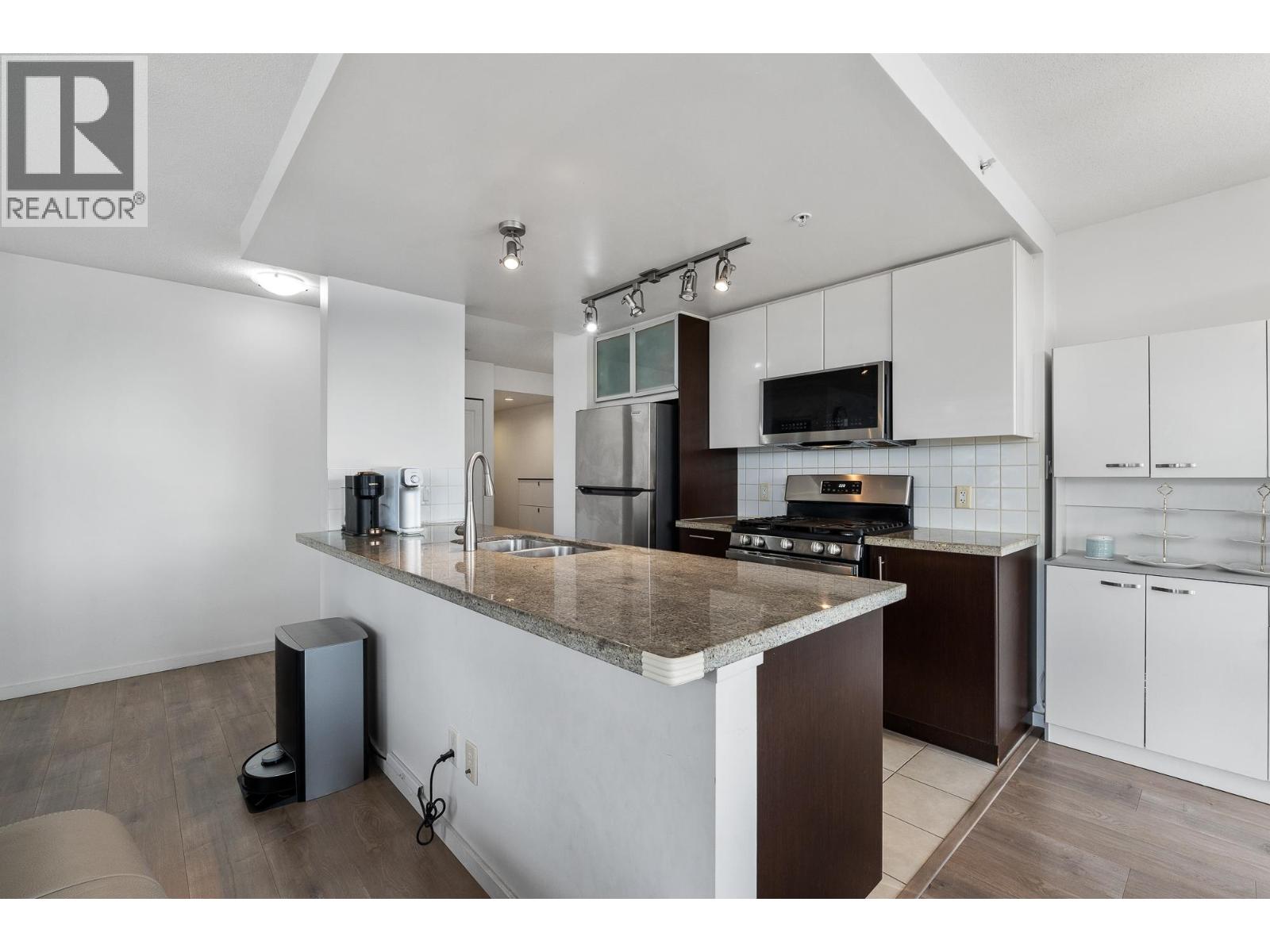 707 2289 Yukon Crescent, Burnaby, British Columbia  V5C 0B2 - Photo 7 - R3060109