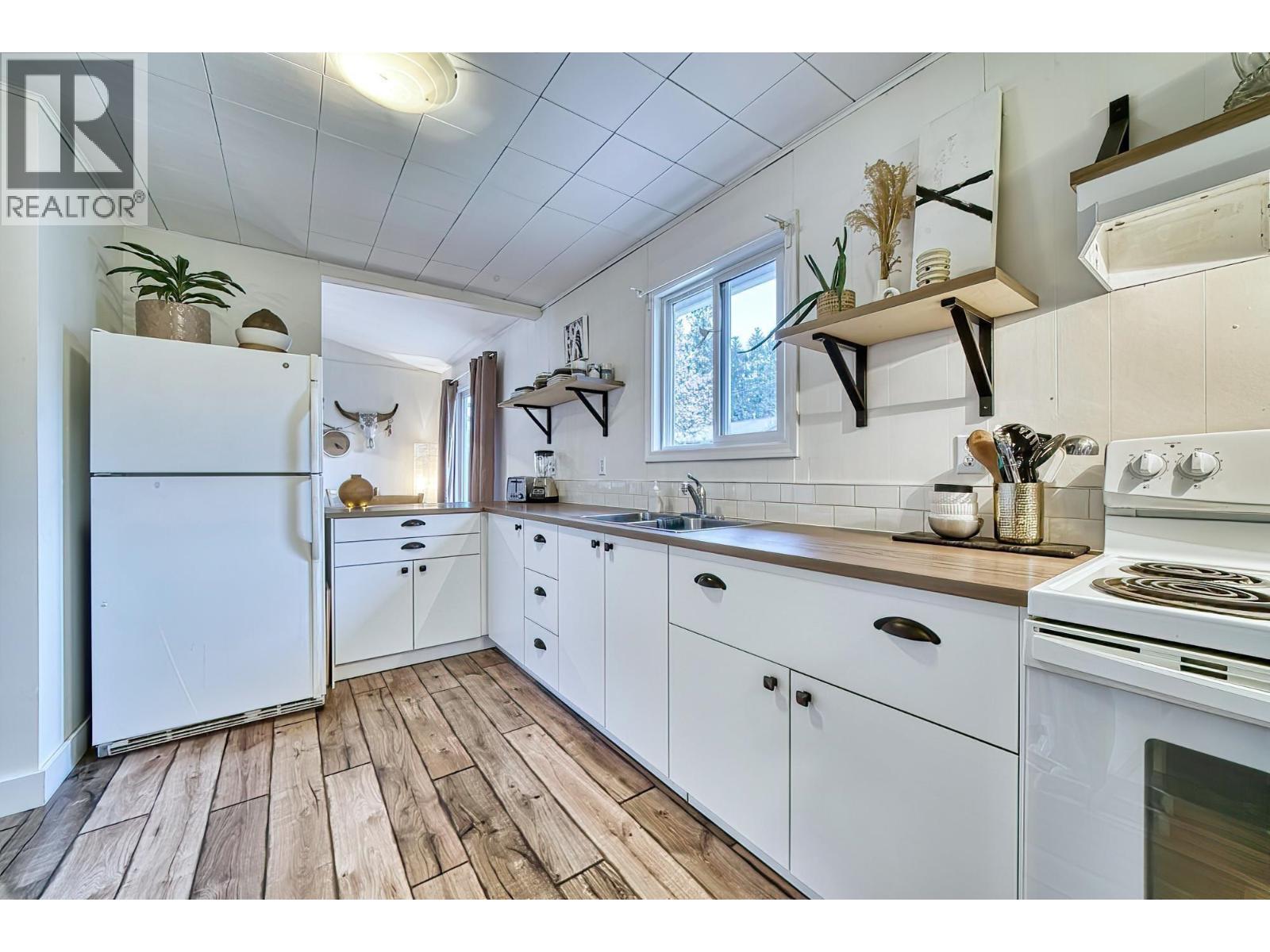 638-640 Wyngaert Road, Gibsons, British Columbia  V0N 1V9 - Photo 10 - R3060111