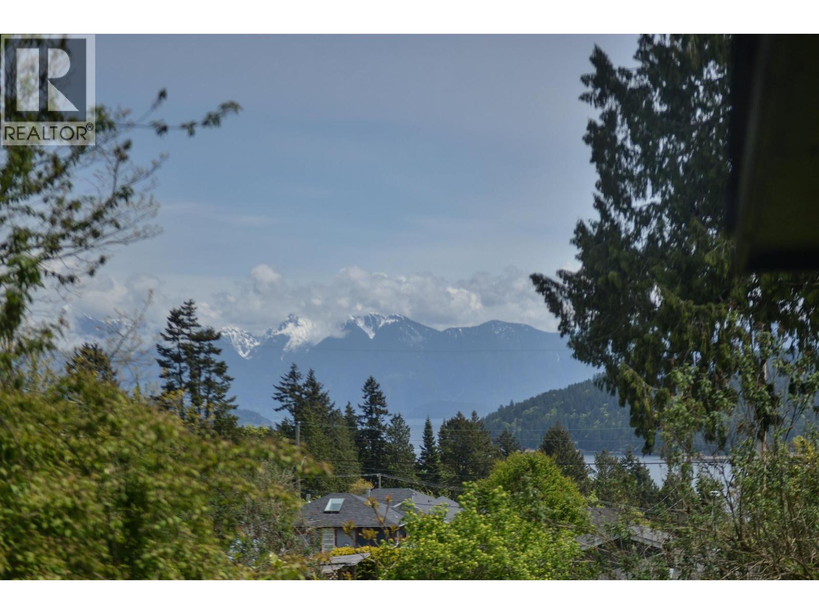 638-640 Wyngaert Road, Gibsons, British Columbia  V0N 1V9 - Photo 2 - R3060111