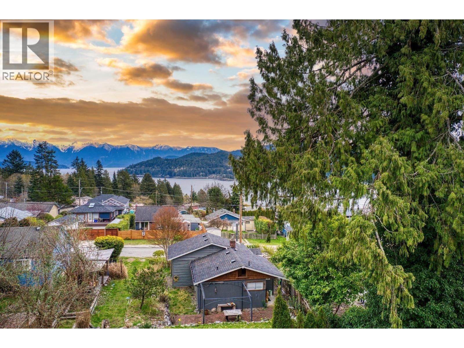638-640 Wyngaert Road, Gibsons, British Columbia  V0N 1V9 - Photo 3 - R3060111