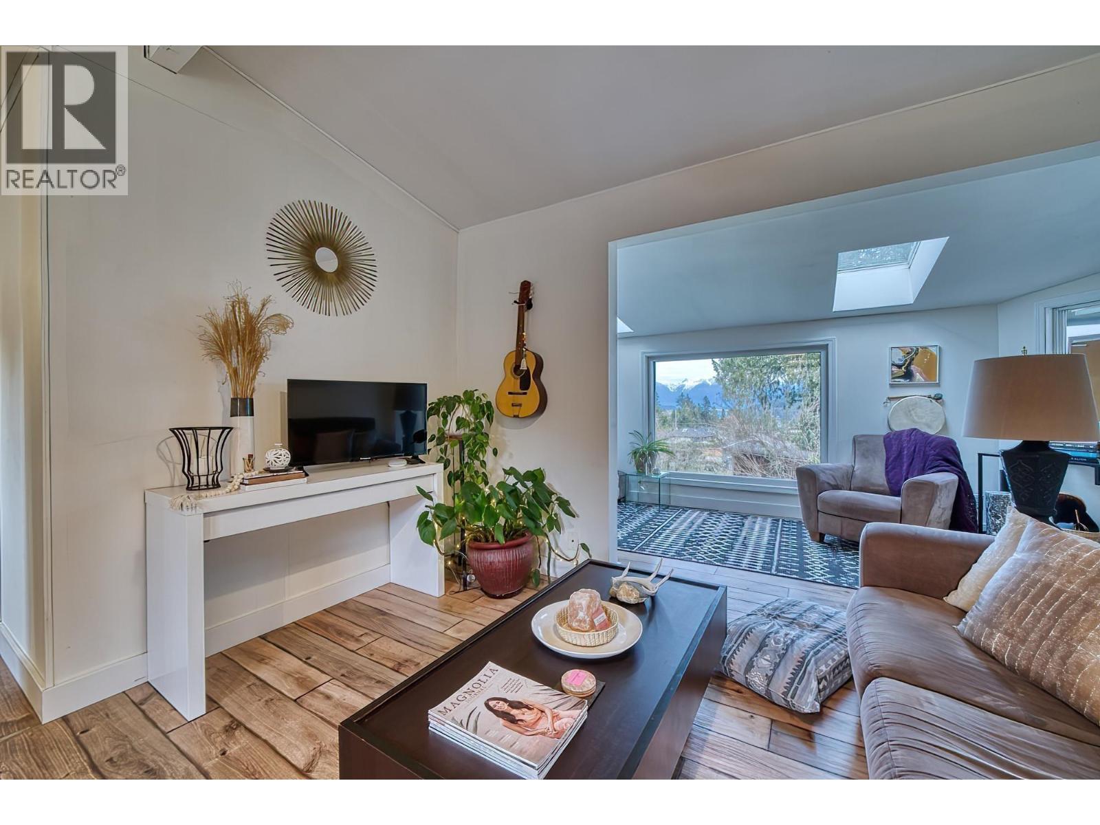 638-640 Wyngaert Road, Gibsons, British Columbia  V0N 1V9 - Photo 4 - R3060111