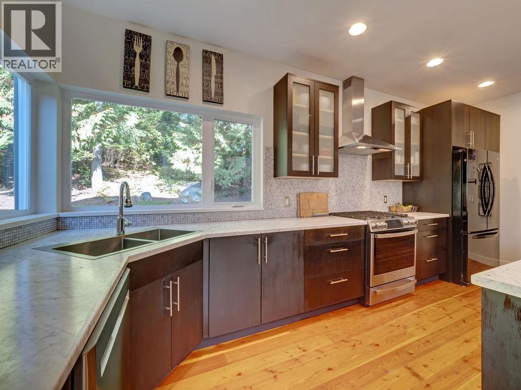 8116 Southwood Road, Halfmoon Bay, British Columbia  V7Z 1A7 - Photo 11 - R3060114
