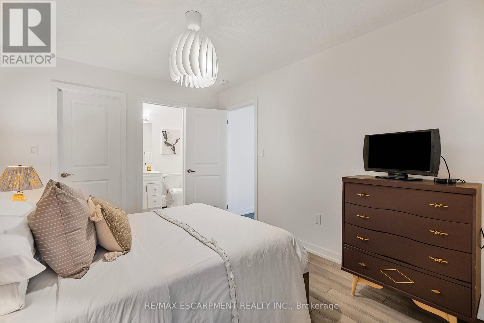 1543 Hilson Heights, Milton, Ontario  L9T 7E7 - Photo 17 - W12399609