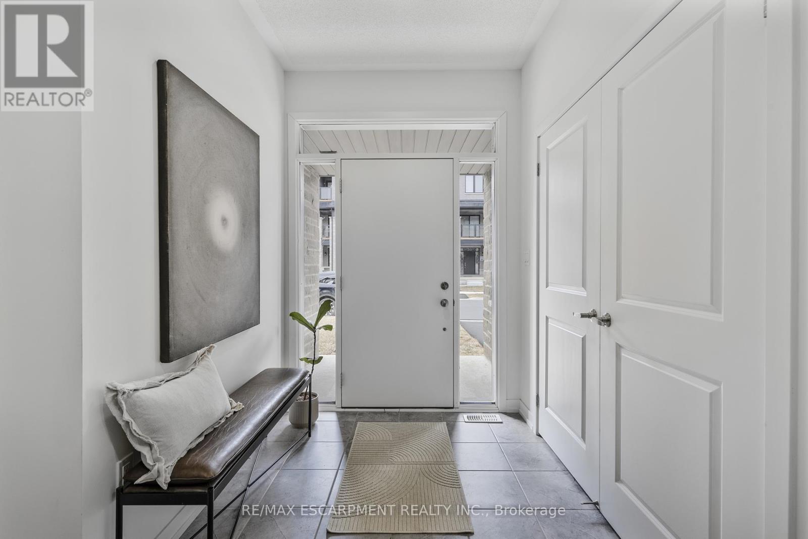 1543 Hilson Heights, Milton, Ontario  L9T 7E7 - Photo 5 - W12399609