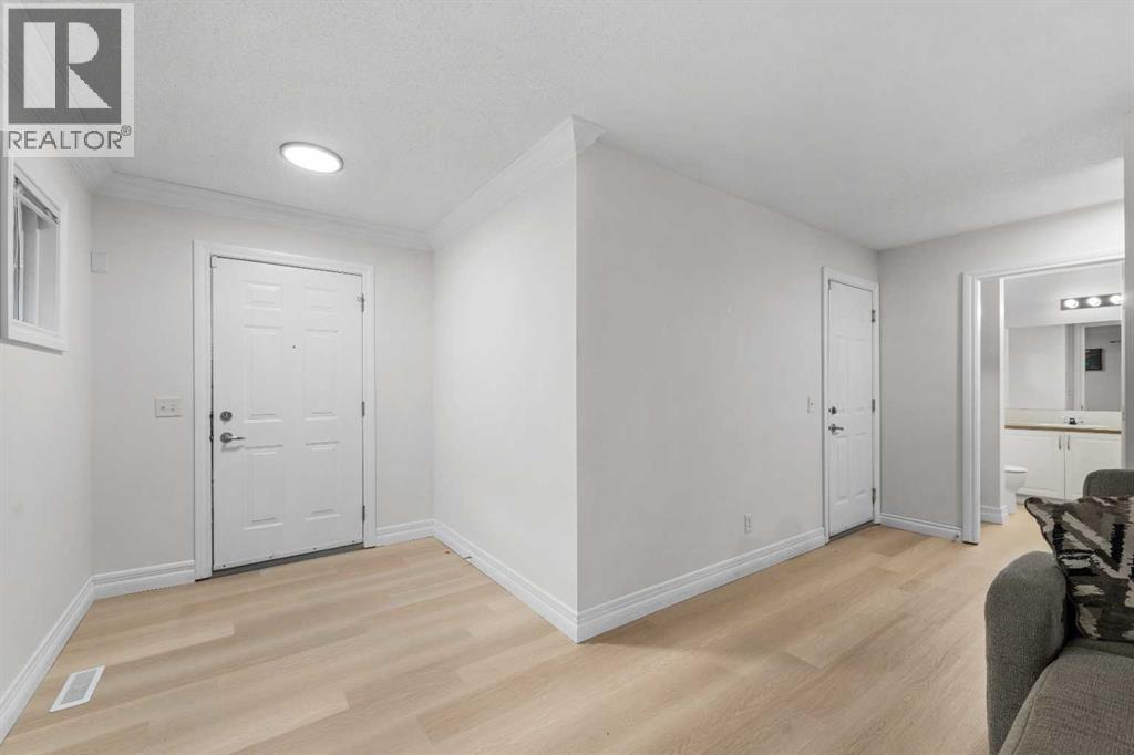 27 Cedarwood Lane Sw, Calgary, Alberta  T2W 6J3 - Photo 4 - A2265294