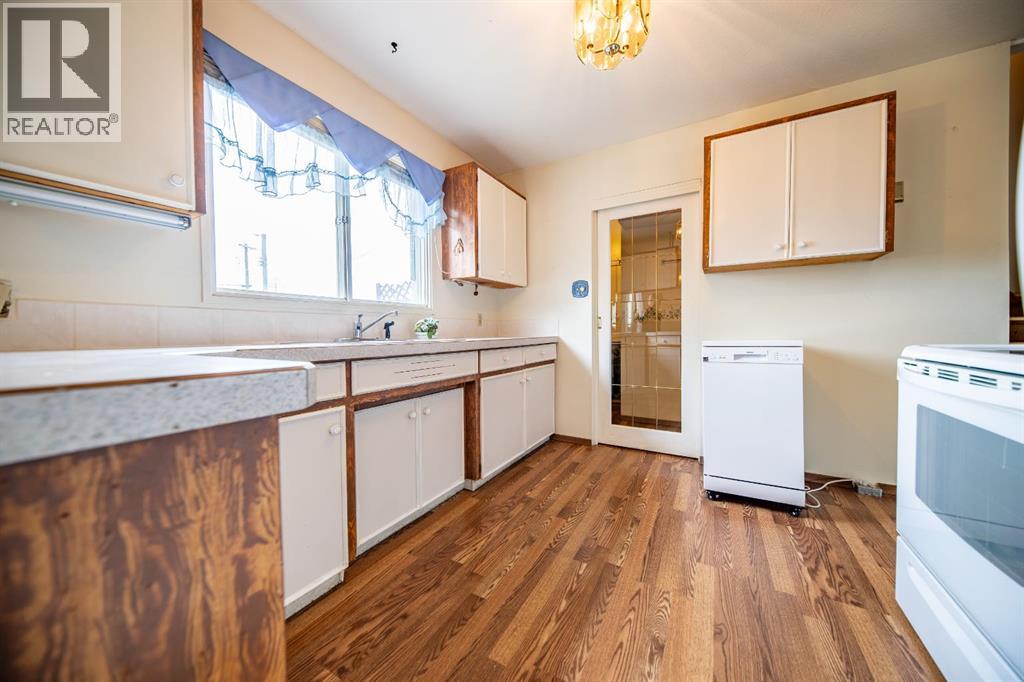 Property at 9527 98 Avenue image 4