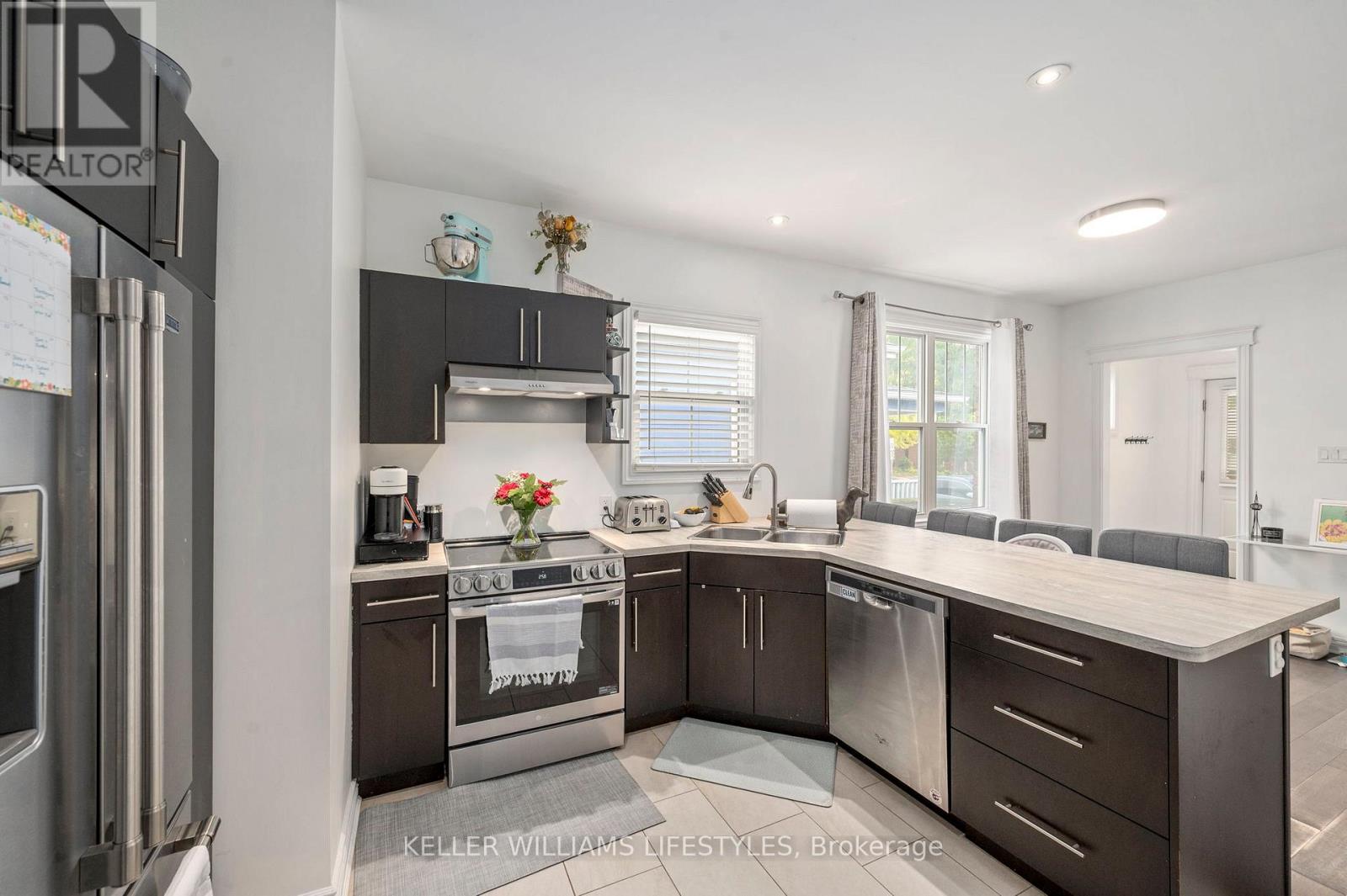 592 Rosedale Street, London East, Ontario  N6B 2C6 - Photo 4 - X12472682
