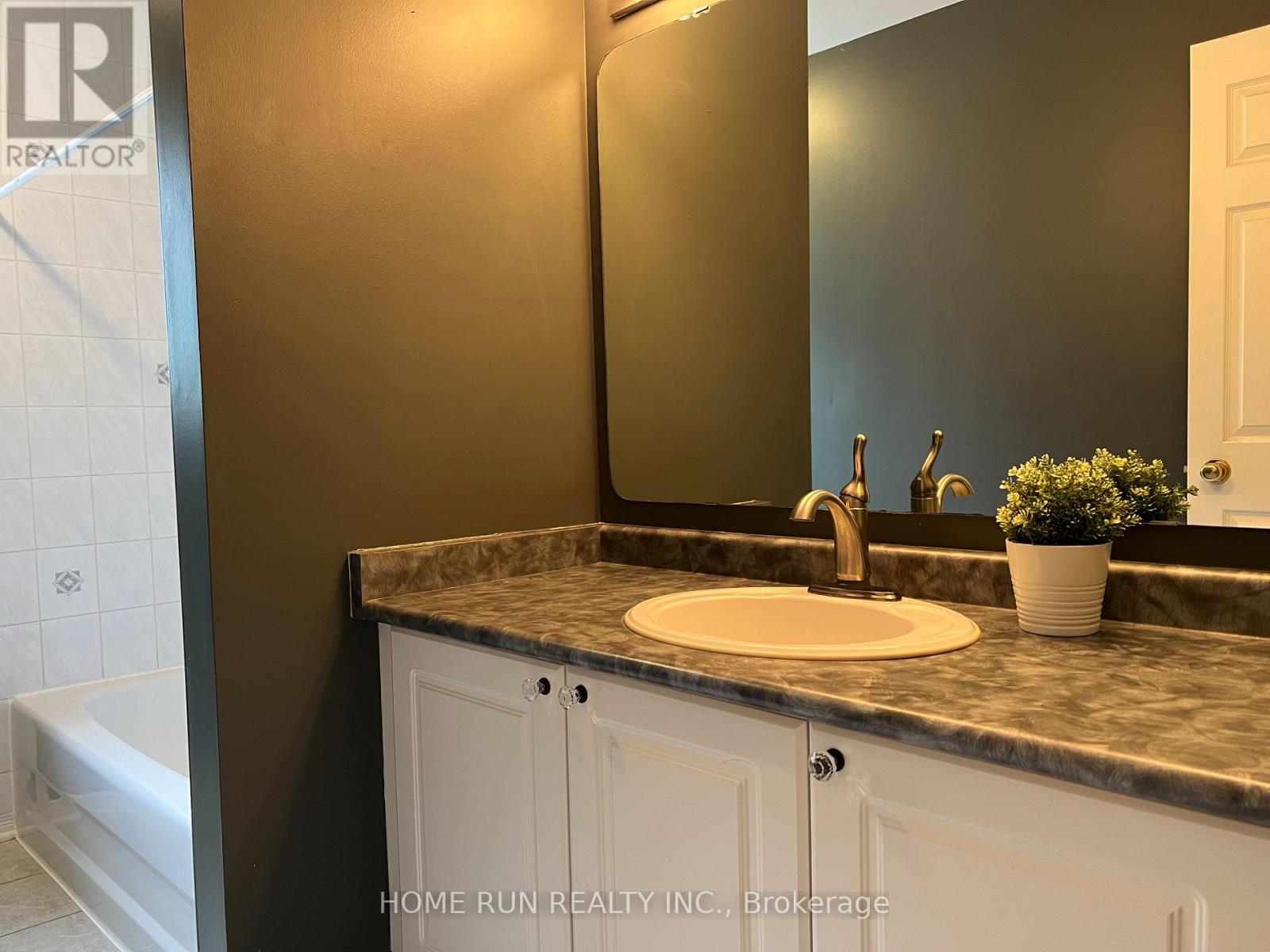 149 Hemlo Crescent, Ottawa, Ontario  K2T 1E4 - Photo 7 - X12472704