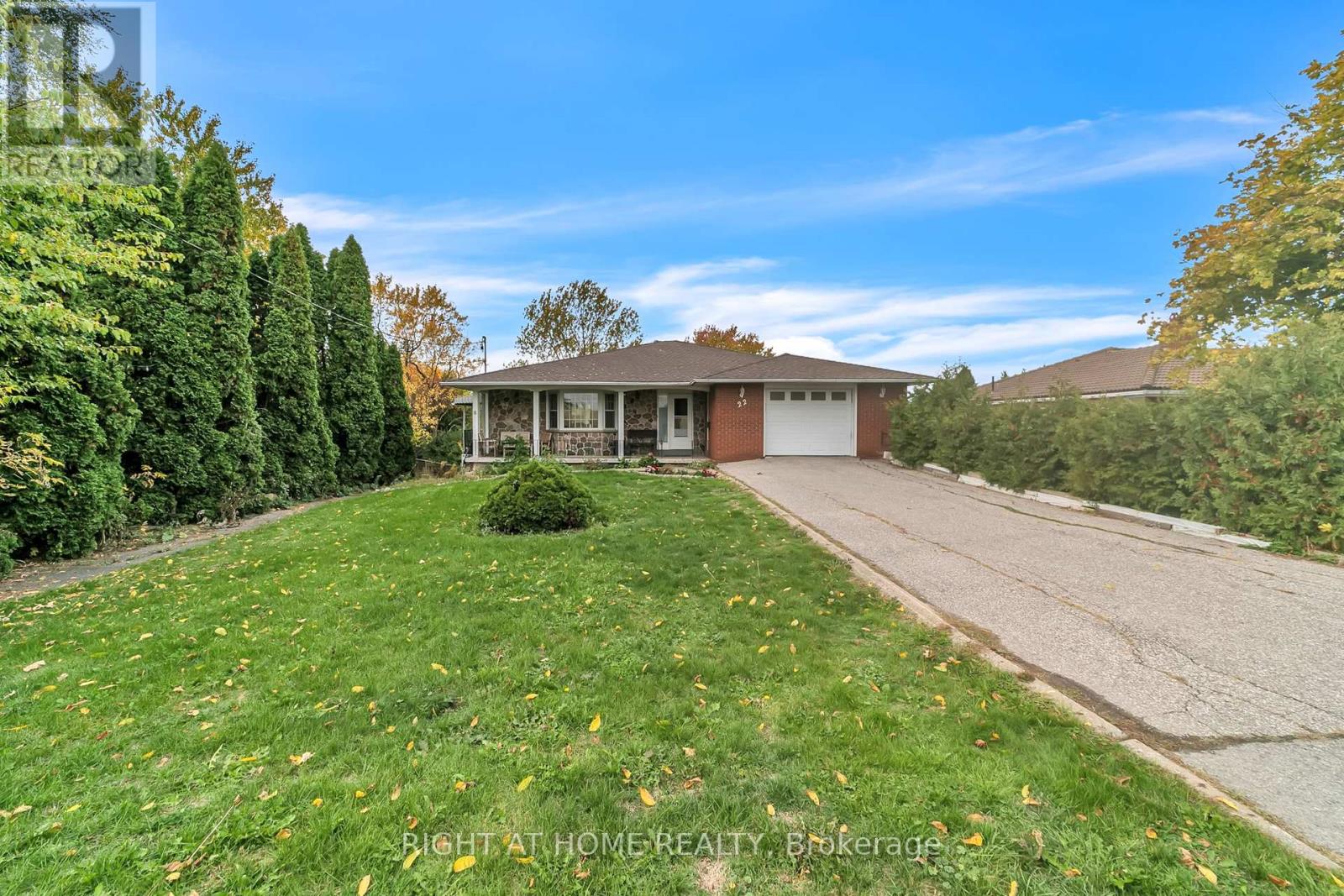 22 HAMILTON DRIVE, Newmarket, Ontario