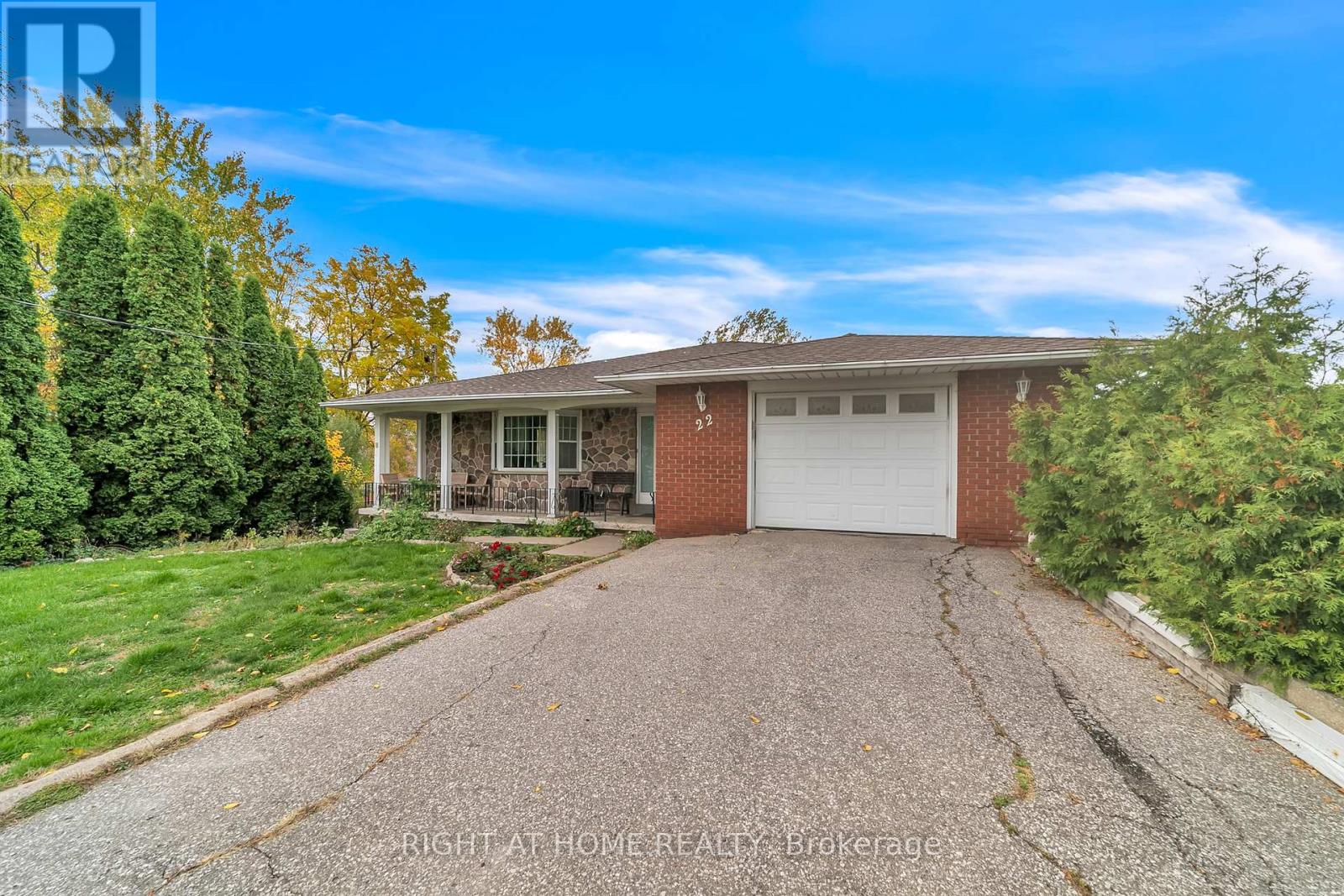 22 Hamilton Drive, Newmarket, Ontario  L3Y 3E8 - Photo 2 - N12472640