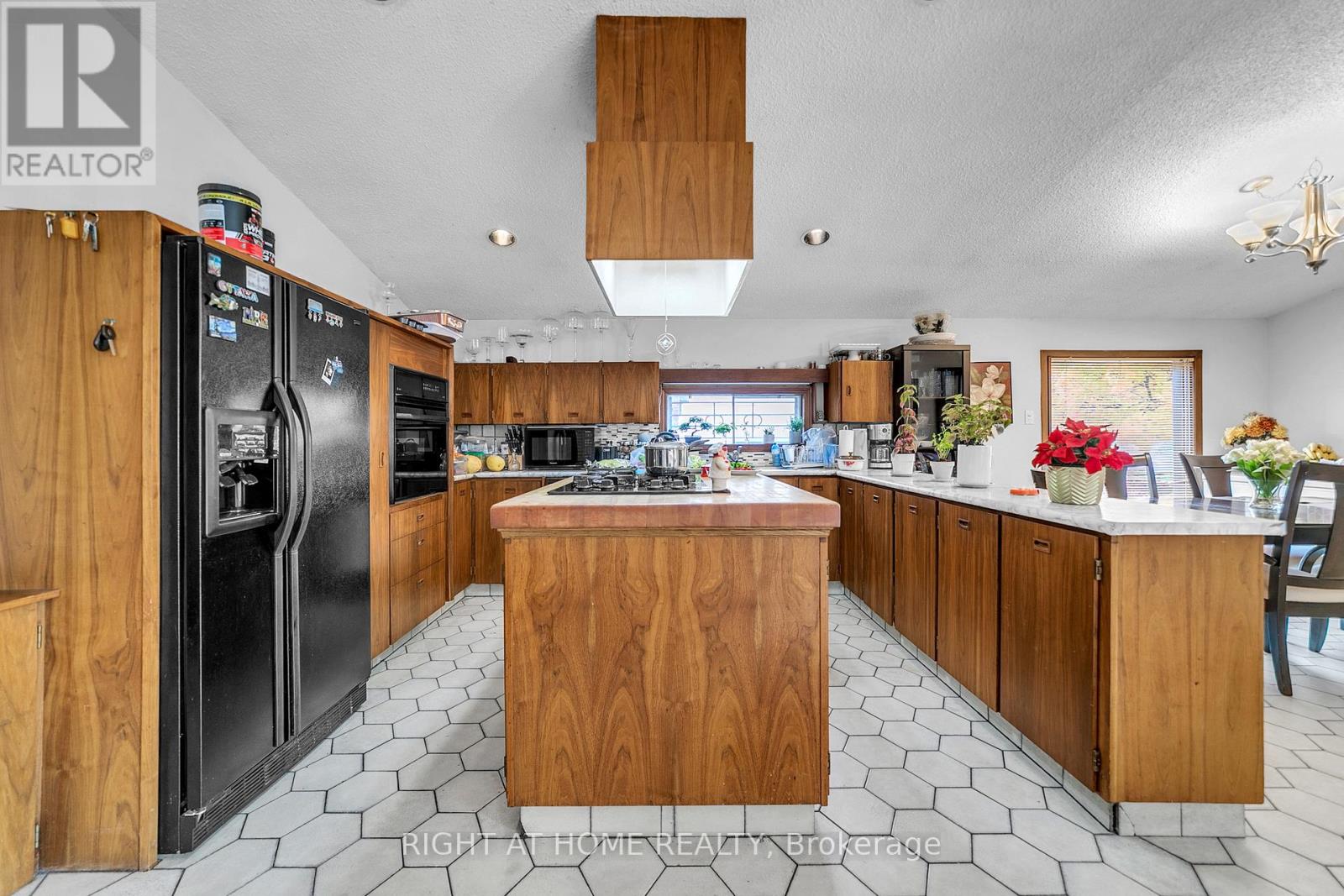 1015 Davis Drive, Newmarket (Huron Heights-Leslie Valley), Ontario  L3Y 2R8 - Photo 10 - N12472643