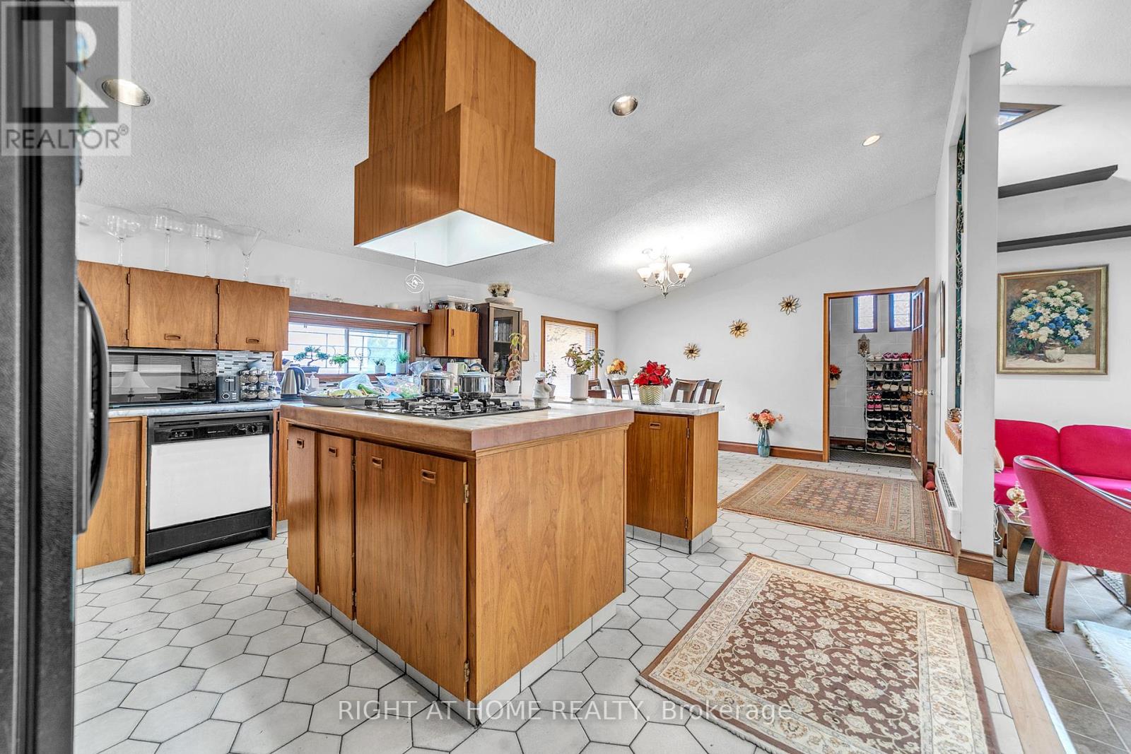 1015 Davis Drive, Newmarket (Huron Heights-Leslie Valley), Ontario  L3Y 2R8 - Photo 11 - N12472643